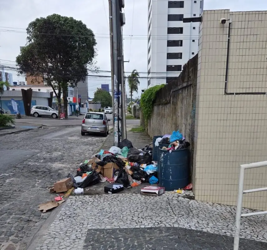 Milanez diz que Prefeitura "bate cabeça" e empresa do lixo descumpre obrigações: "deveria ter rescindido o contrato"