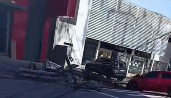 Carro derruba dois postes após colisão no bairro de Manaíra, em João Pessoa