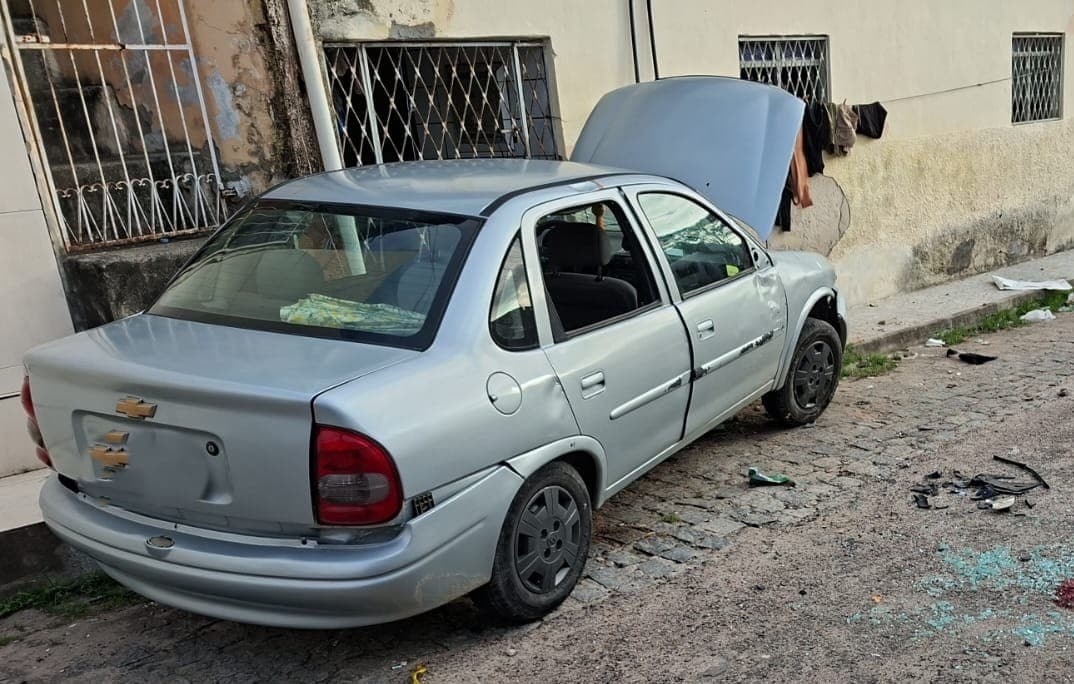 Câmera flagra momento em que carro dirigido por avó capota e neto é arremessado para fora do carro; criança morreu