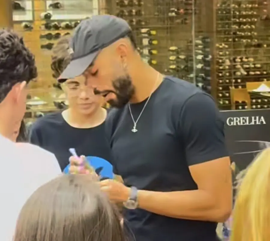 Matheus Cunha reúne multidão de fãs durante visita a shopping de João Pessoa