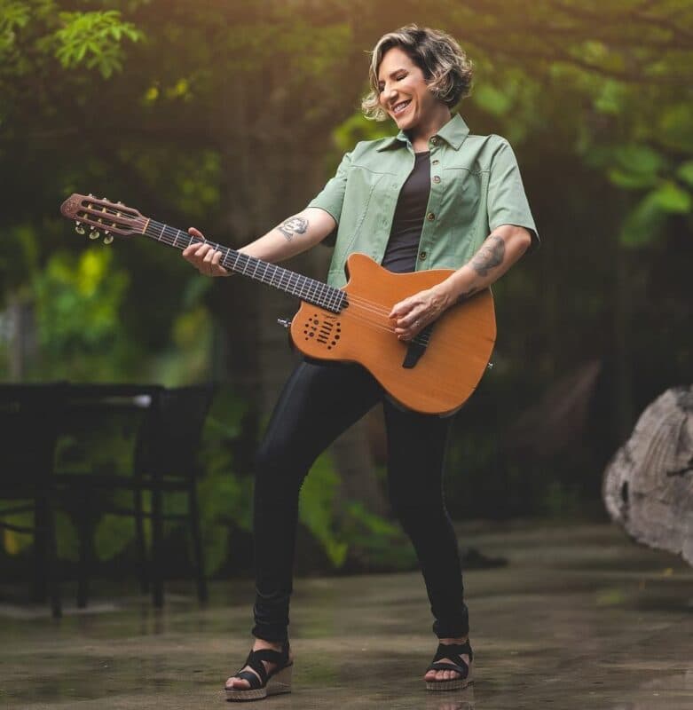 Juliana Almeida embala o Sabadinho Bom com clássicos do samba