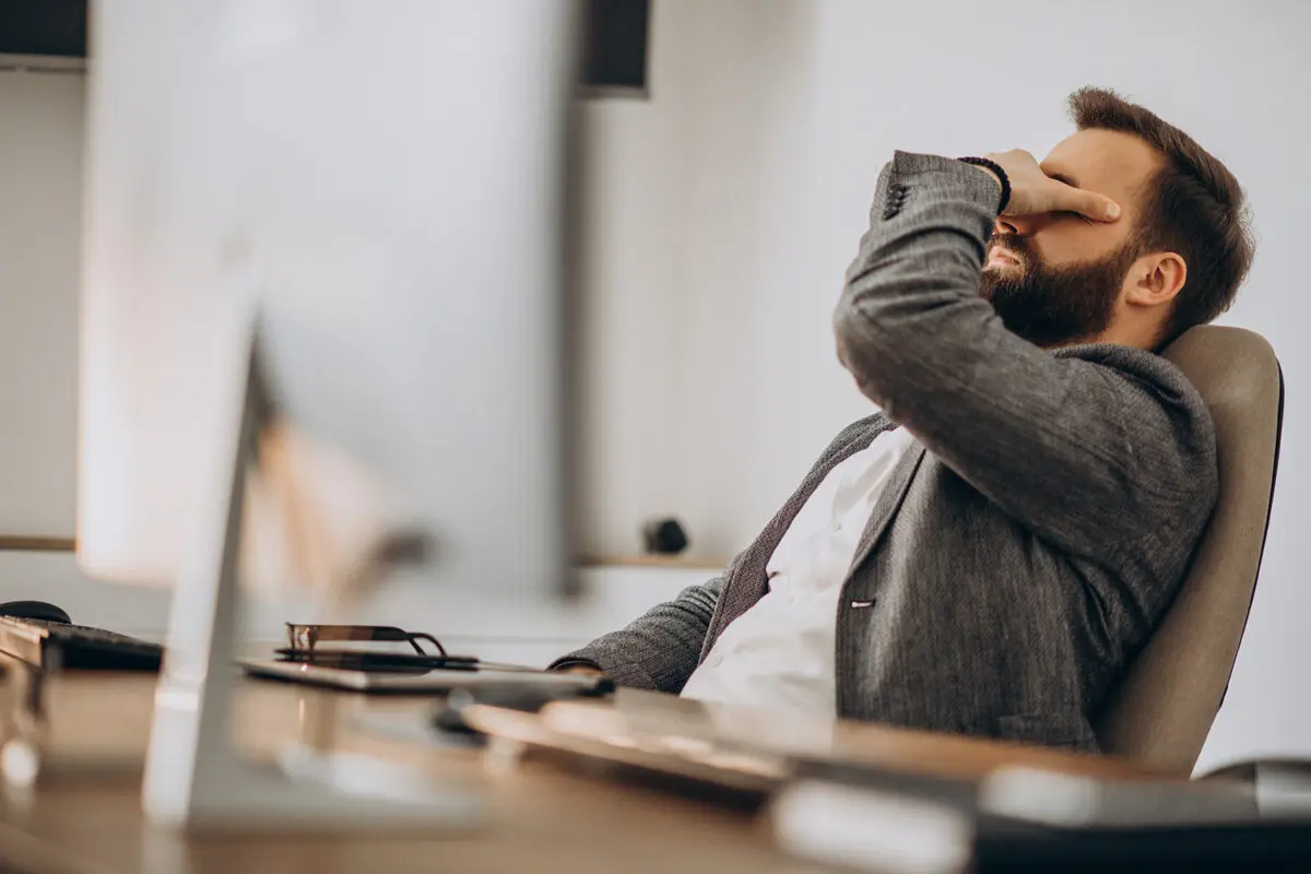 Burnout: exaustão constante e perda de interesse pelo trabalho podem indicar síndrome que afeta cada vez mais brasileiros