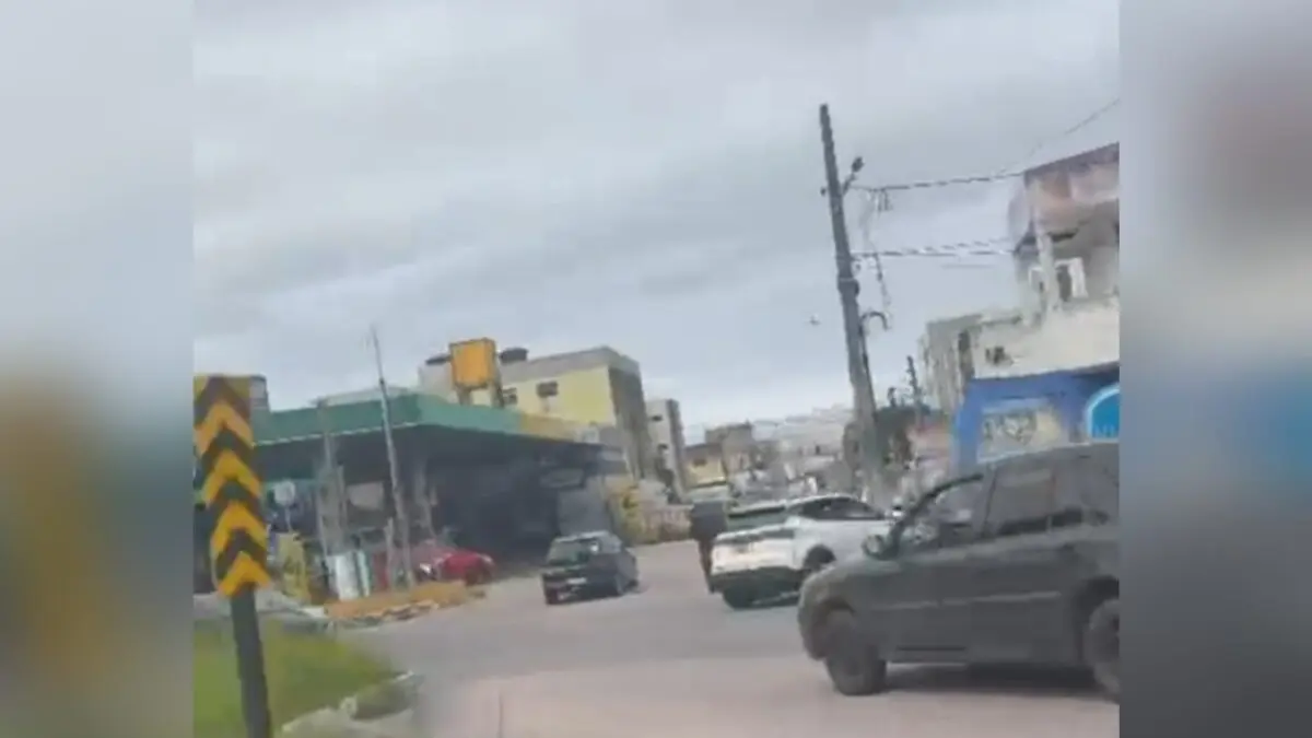 Carro bate em poste após colisão com outro veículo em acesso ao bairro dos Bancários
