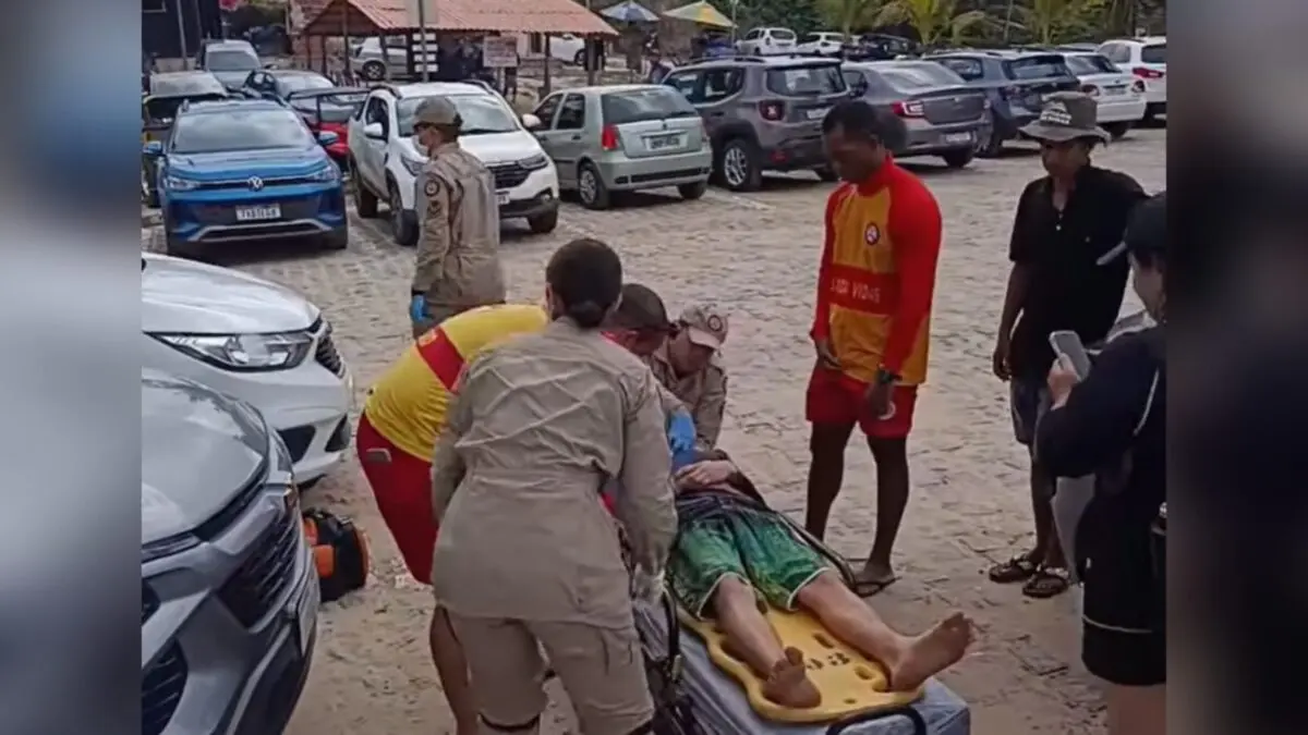 Turista de 17 anos sofre ferimento na cabeça ao mergulhar sobre pedras na Praia de Coqueirinho