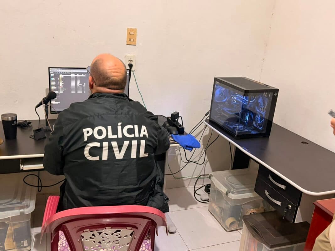 Homem é preso durante operação por armazenar material de abuso sexual infantojuvenil em Bayeux