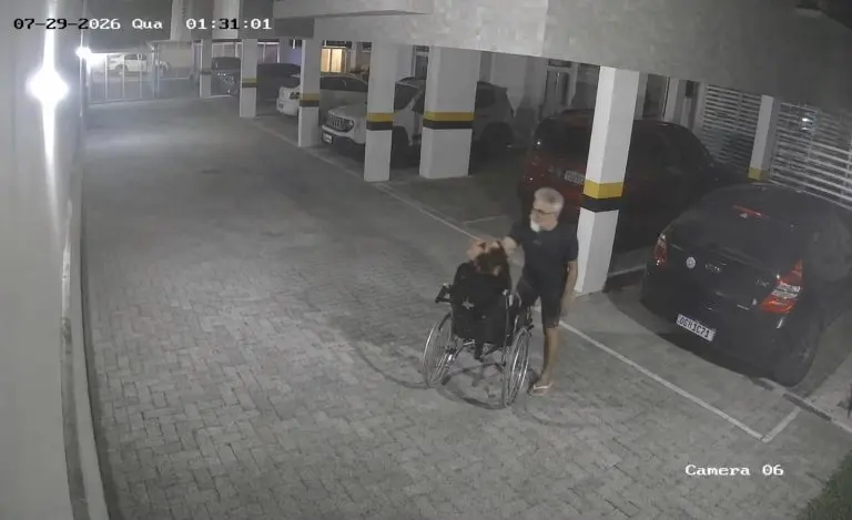 Homem é levado à delegacia após agredir filho cadeirante em garagem de condomínio em João Pessoa