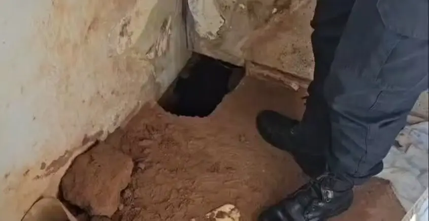 Onze presos fogem de penitenciária no Rio Grande do Norte após arrancar sanitário e cavar túnel