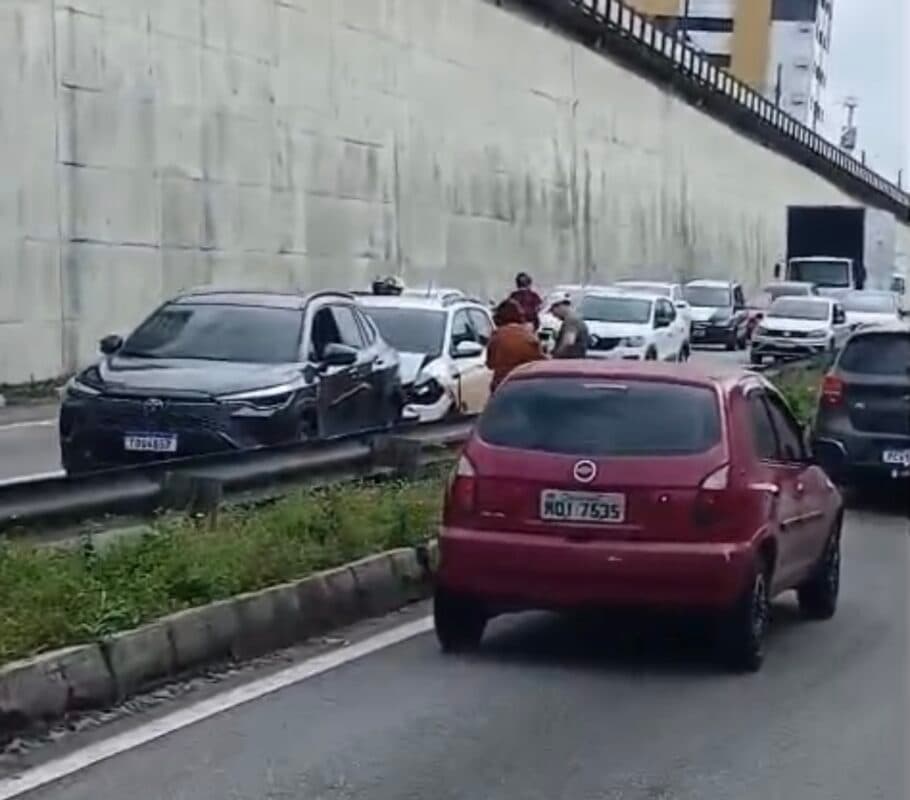 Colisão entre dois carros deixa trânsito lento na BR-230 em João Pessoa