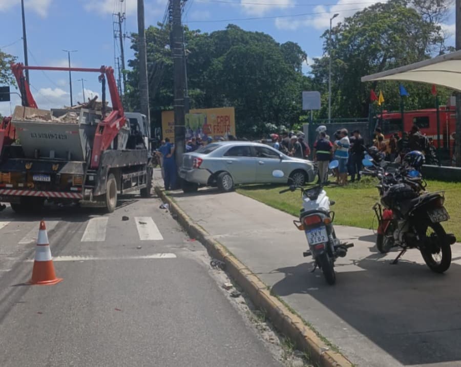 Acidente envolvendo caminhão, carro e moto deixa vários feridos na Avenida Tancredo Neves, em João Pessoa