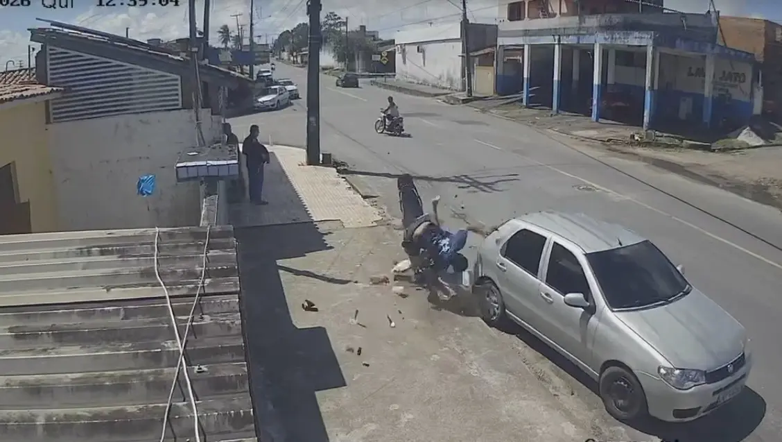 Motociclista é internado em estado grave após bater na traseira de carro, em João Pessoa, e ferir rosto
