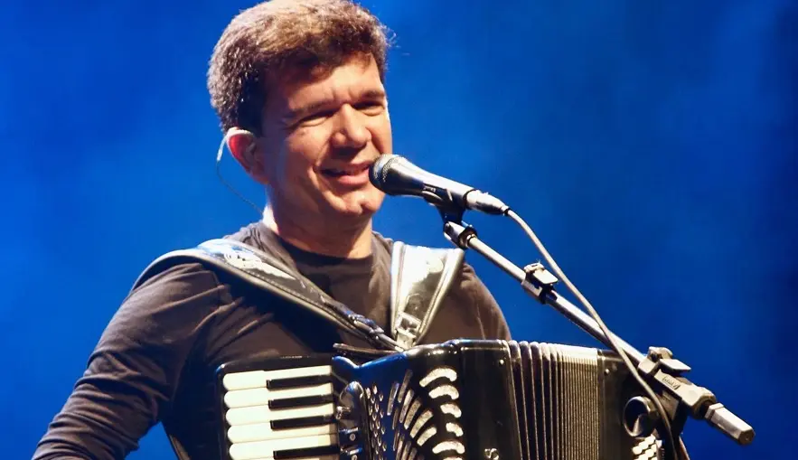 Cantor Waldonys sofre acidente em carro por aplicativo em Fortaleza