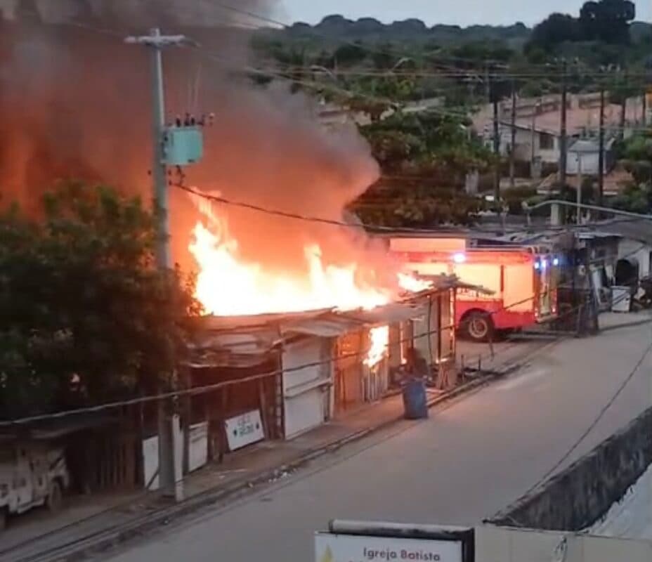 Incêndio destrói loja de roupas e bar no bairro de Mangabeira; veja vídeo