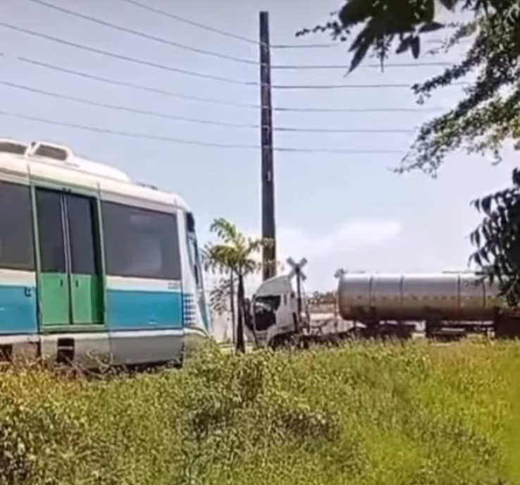 Trem freia e evita bater em caminhão-tanque na linha do VLT em Cabedelo