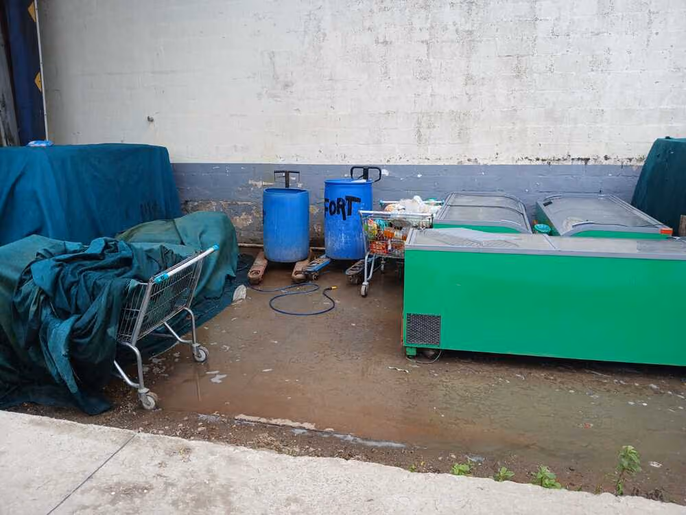 MP-Procon autua atacarejo por irregularidades na conservação e no armazenamento de alimentos, em Campina Grande