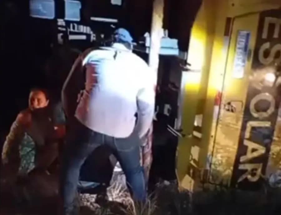 Motorista diz que desviou de animal antes de ônibus escolar tombar e deixar cinco feridos em Juazeirinho