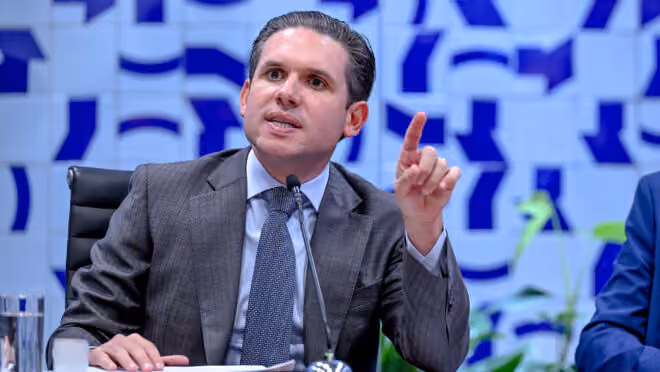 Justiça Eleitoral determina que candidato não repita ataques a Hugo Motta após vídeo chamando-o de "caba safado" e "traidor"