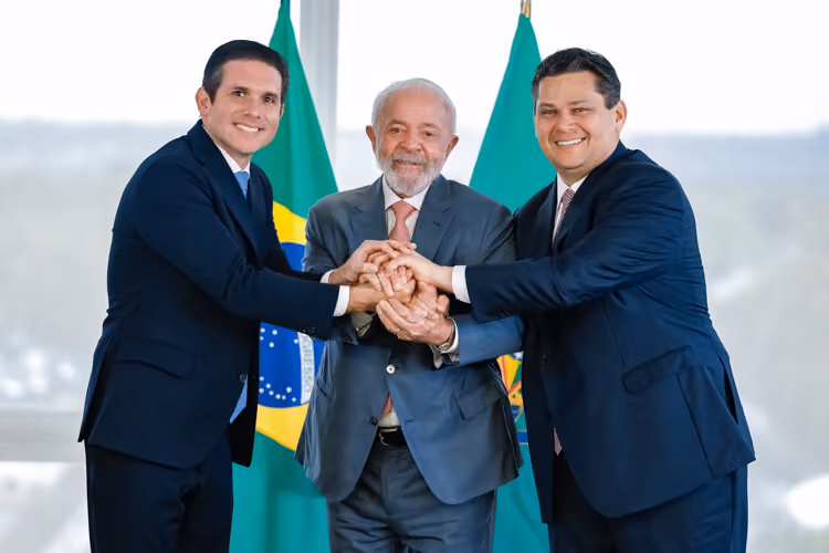 Alcolumbre marca tramitação da PEC do fim da escala 6×1 no Senado para terça-feira
