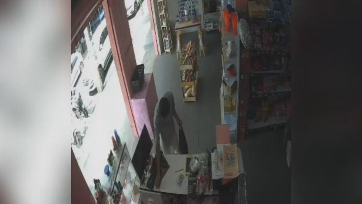 Homem furta celular de loja em Bayeux e câmeras registram crime