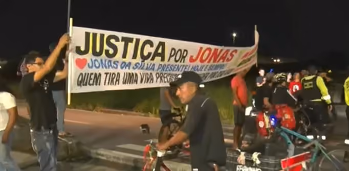 Familiares e amigos de ciclista morto em atropelamento protestam por justiça em João Pessoa