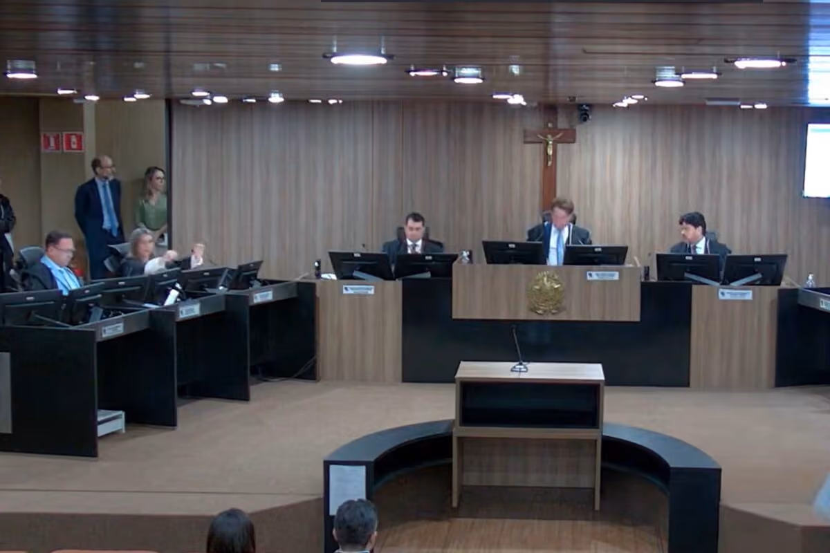 Julgamento de impugnação da candidatura de Cícero Lucena é suspenso após pedido de vistas