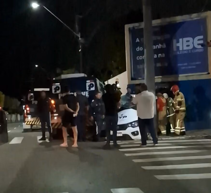 Homem fica ferido em colisão com carro-forte em João Pessoa