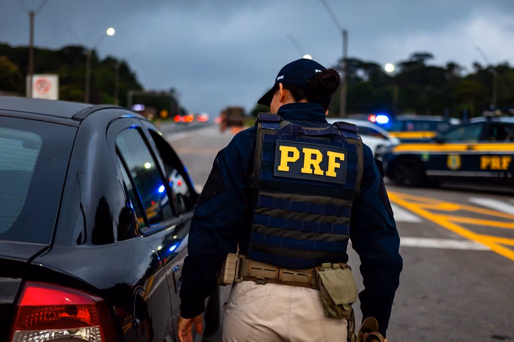 PRF alerta para proibição de bitrens e cegonhas, em rodovias de pista simples, ao final do dia, durante feriadão na Paraíba