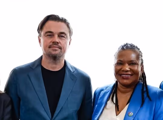 Leonardo DiCaprio ganha obra de artista paraibano durante passagem pelo Brasil