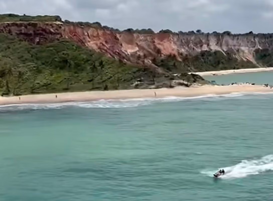 Corpo de jovem desaparecido após mergulho na praia de Coqueirinho é encontrado após dois dias de buscas