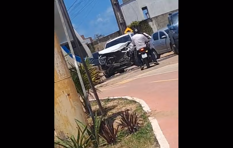 Trem e carro colidem na linha férrea no Jacaré, em Cabedelo, e motorista culpa maquinista