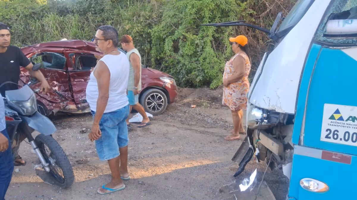 Mulher morre e crianças ficam feridas em colisão entre ônibus e carro em Acaú