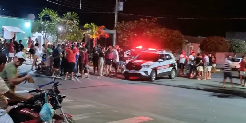 Militantes do PT acusam policiais de abuso de autoridade durante evento político, em Prata