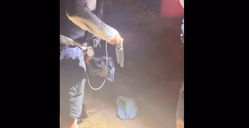 Polícia apreende espingarda artesanal e munições abandonadas por dupla de moto em Lucena