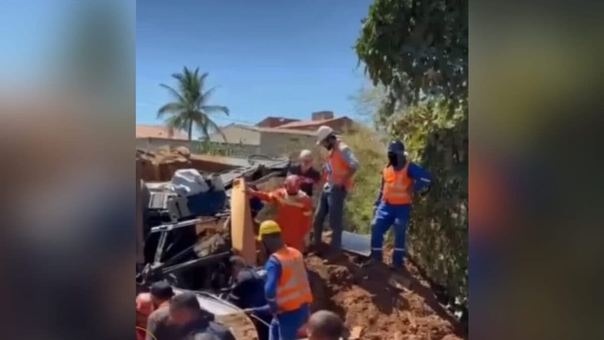 Trabalhador fica ferido após ser atingido por caminhão caçamba durante manuseio de retroescavadeira, em Cajazeiras