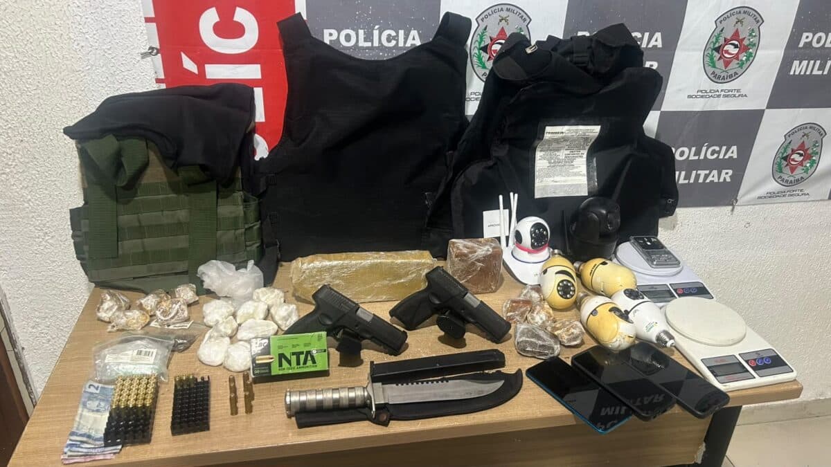 Polícia prende dois suspeitos e apreende armas e drogas no Rangel