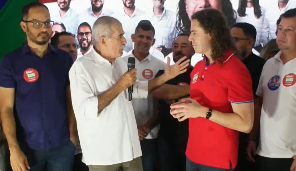 Vereador sobe no palanque de Veneziano e pede voto para Lucas Ribeiro em Cabedelo