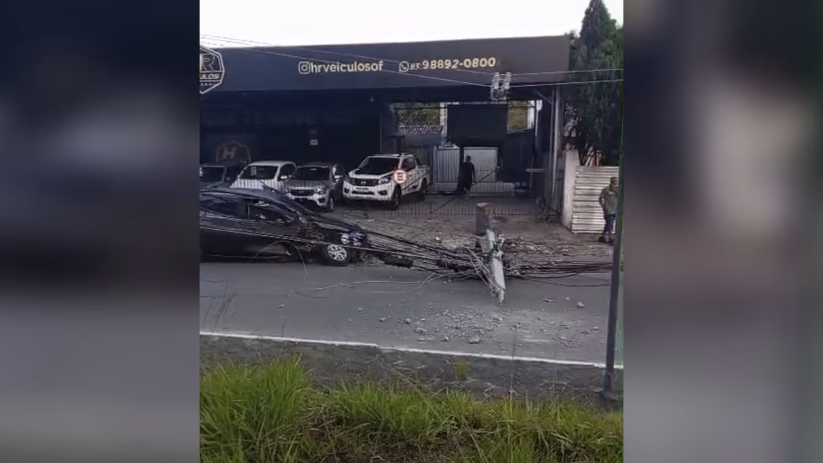 Carro bate em poste e interdita trecho da Avenida Cruz das Armas, em João Pessoa