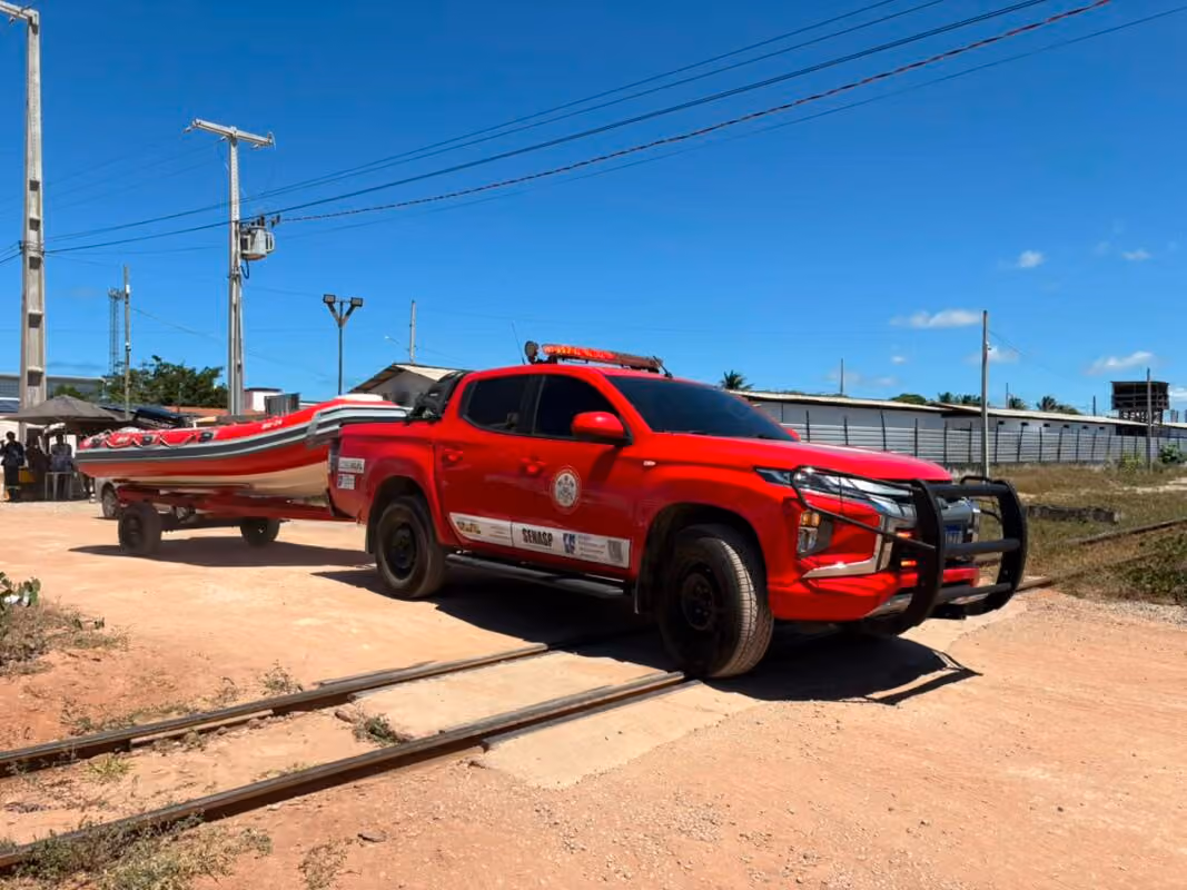 Bombeiros buscam desaparecido em desabamento da Ponte do Futuro; dois foram resgatados