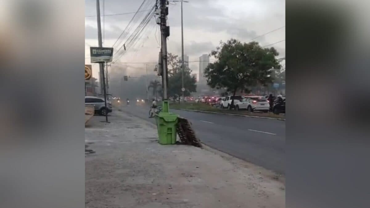 Protesto bloqueia a Avenida Tancredo Neves após jovem morrer ao ser baleado no Bairro dos Ipês