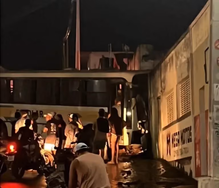 Motorista morre após ônibus escolar bater em muro de casa em Aroeiras