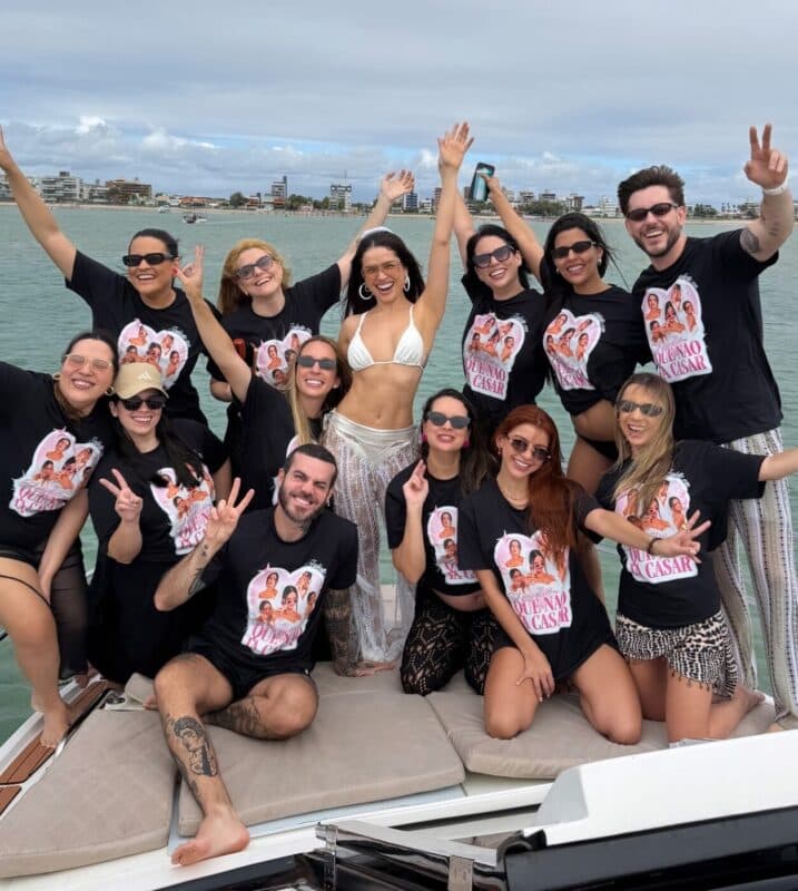 Juliette reúne amigos em despedida de solteira em barco em praia de Cabedelo