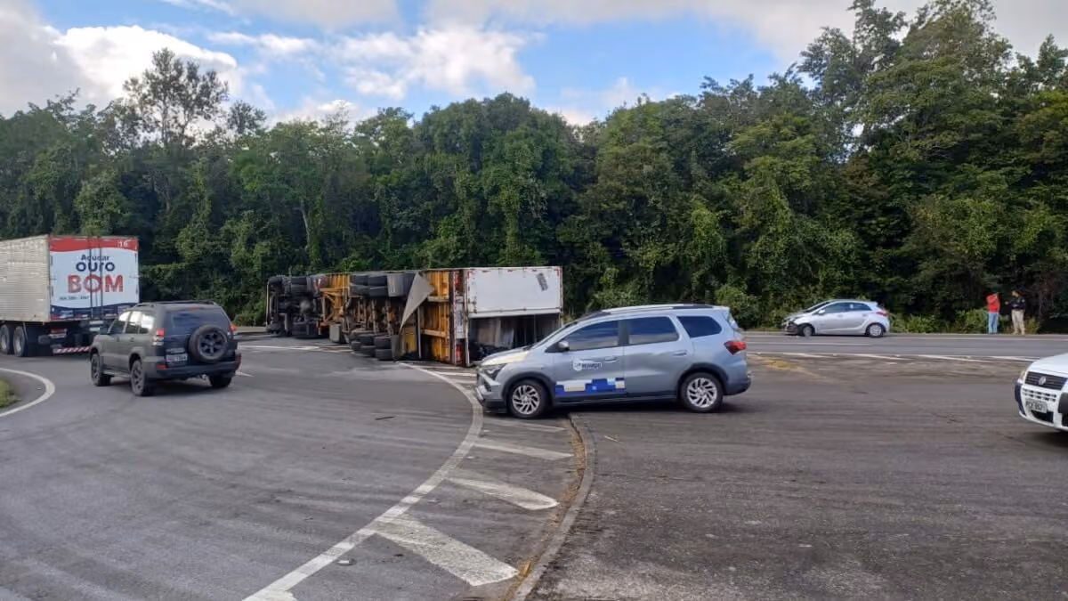 Carreta tomba e bloqueia trecho da BR-230 no caminho de Campina Grande a João Pessoa