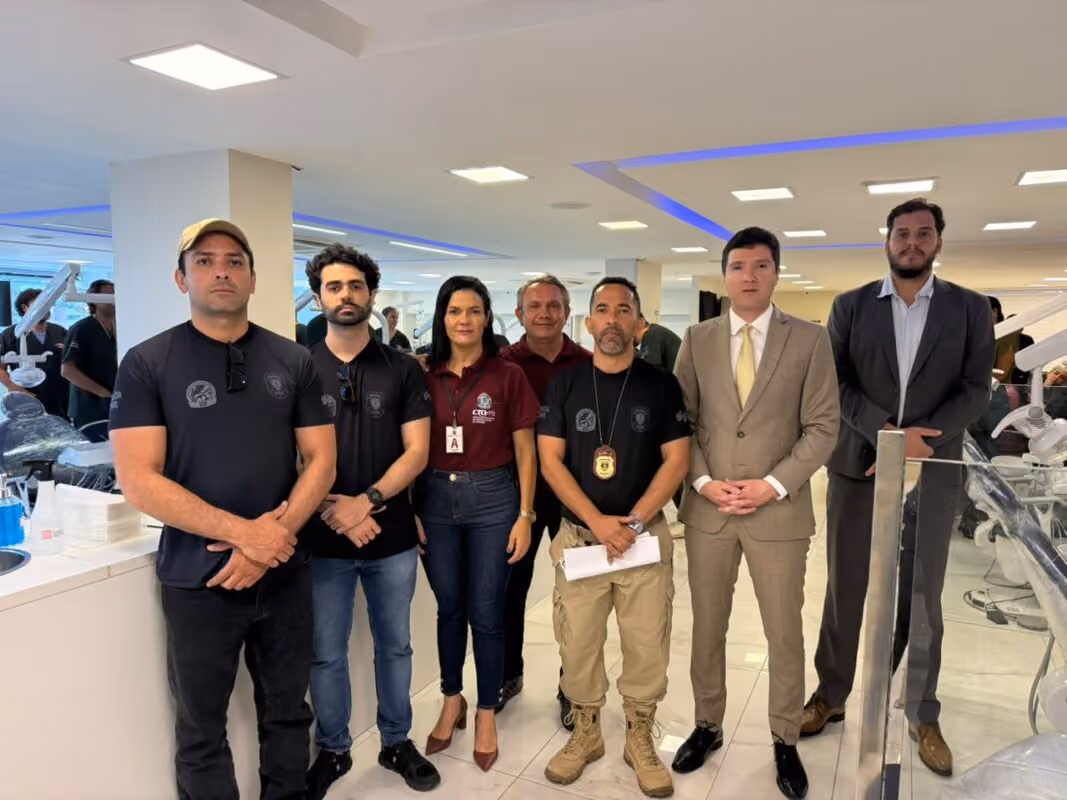 Donos de curso de implantes dentários irregular em João Pessoa são autuados; paraibanos pobres seriam 'cobaias' nas aulas