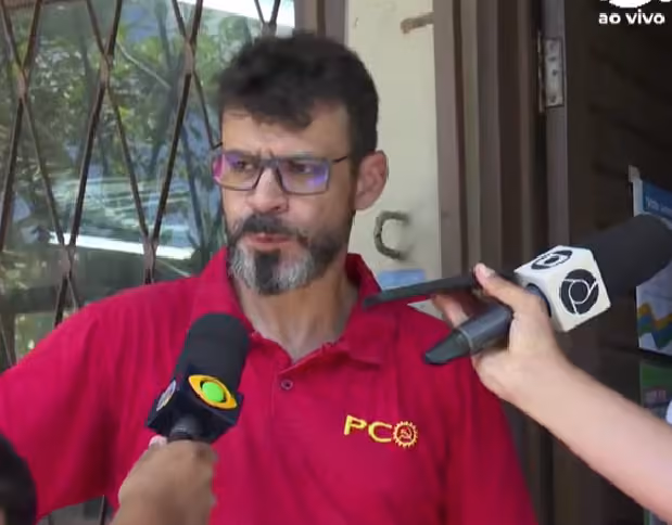 Candidato do PCO ao Governo da Paraíba, Camilo Duarte vota na UFPB