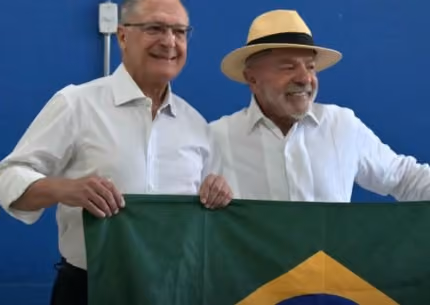 Lula vota no ABC, fala em democracia contra “barbárie” e ataca “quadrilha do Master”