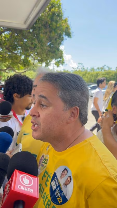 Efraim Filho chega para votar junto com Marcelo Queiroga e diz que confia no sentimento de mudança