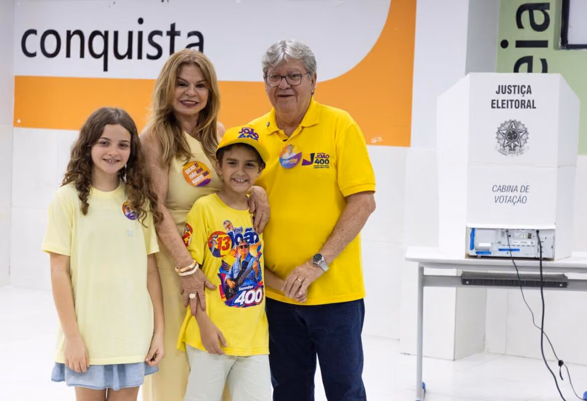 João Azevêdo vota ao lado de Lucas em João Pessoa e comemora "campanha alegre" e “sem agredir ninguém”