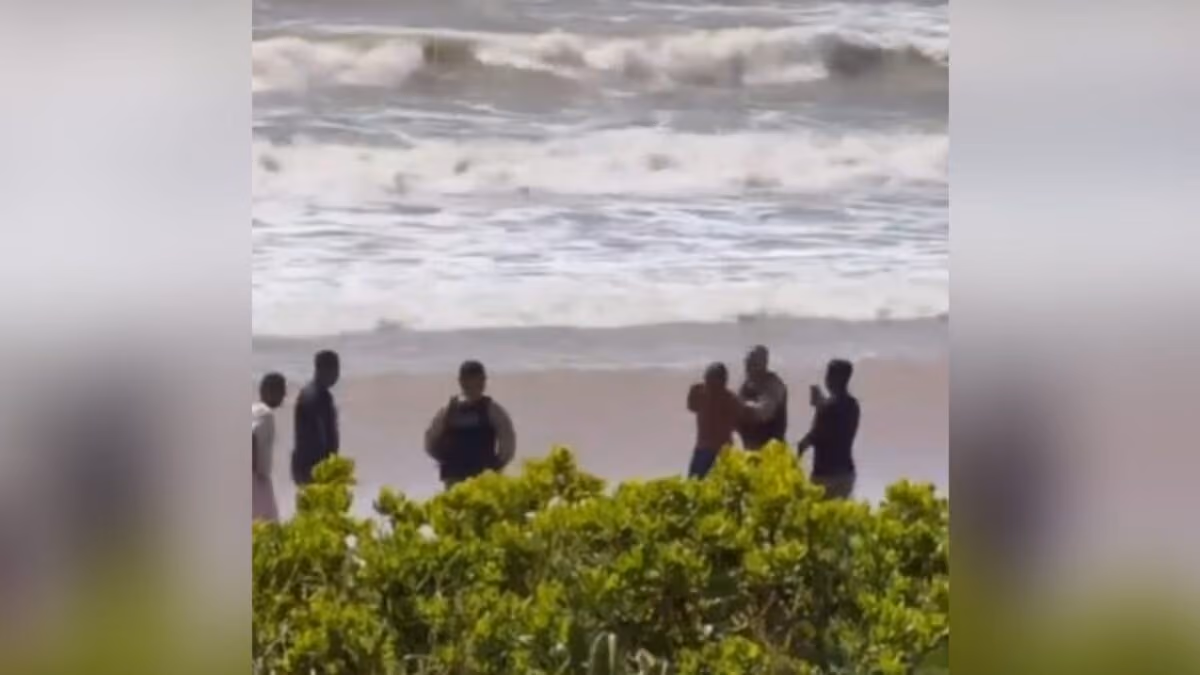 Suspeito de roubo no Bessa é perseguido pela população, entra no mar de Intermares para fugir, mas acaba preso