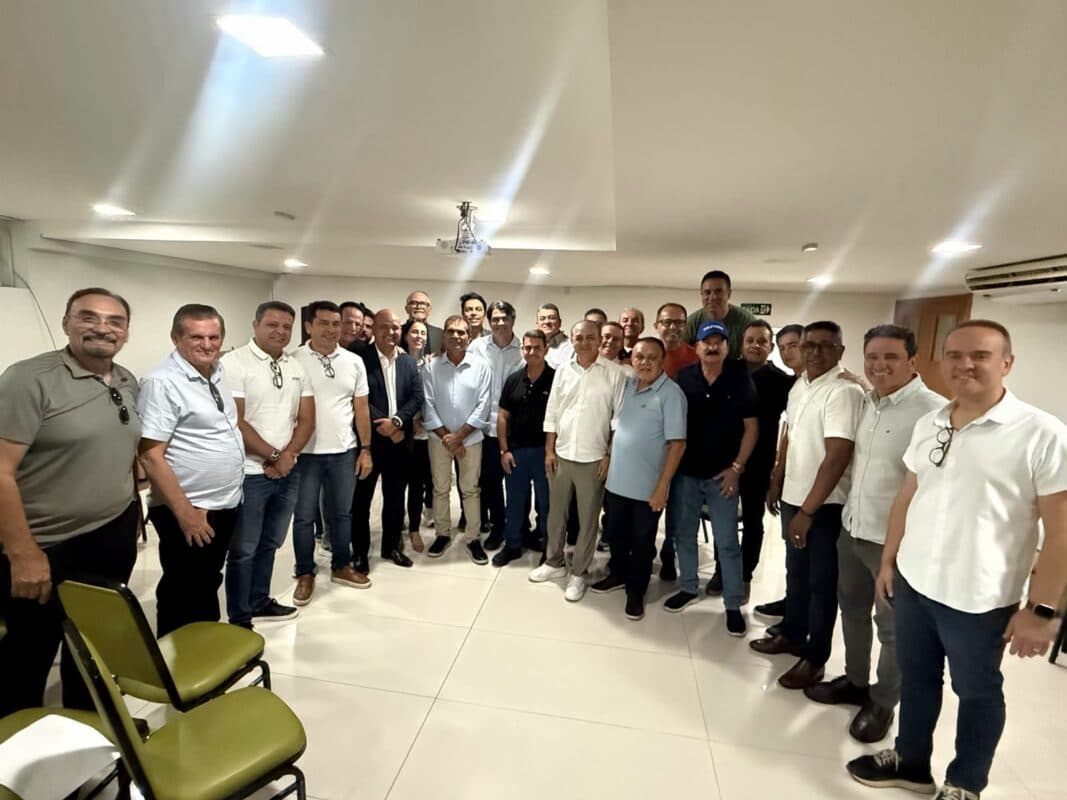 Prefeito Leo Bezerra reúne vereadores de João Pessoa após primeiro turno das Eleições 2026