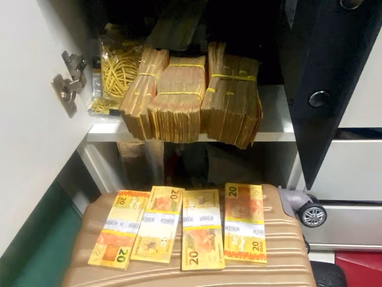 PF cumpre mandados em Campina Grande durante operação que apura desvio milionário em recursos da saúde do Ceará