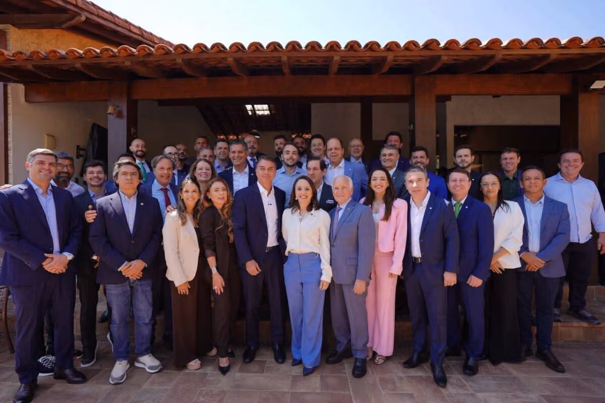 Romero Rodrigues e integrantes do Podemos anunciam apoio à candidatura de Flávio Bolsonaro no 2° turno